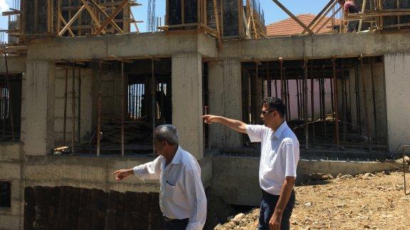 İlçe Kaymakamı Sayın Serdar KAYA ve İlçe Milli Eğitim Müdürü Sezgin AYKIRI inşaatı devam eden Kızılcaköy, Sarıçam ve Kıran İlkokullarında incelemelerde bulundular.