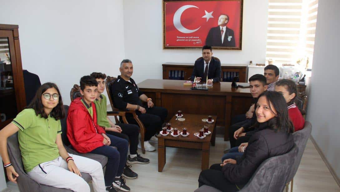 100. Yıl Atatürk Ortaokulu atletleri müdürümüzü ziyaret etti.