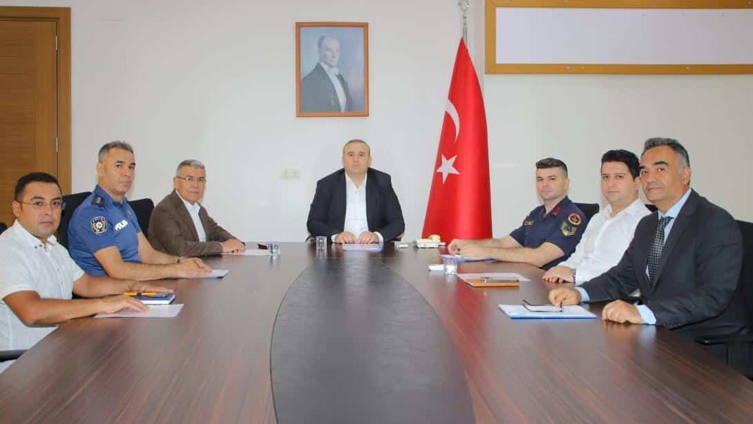 2025-2026 EĞİTİM ÖĞRETİM YILI ÇOCUKLARIN EĞİTİM SÜREÇLERİNİN GÜVENLİĞİNE İLİŞKİN KORUYUCU ÖNLEYİCİ HİZMET VE TEDBİRLERİN ARTIRILMASINA YÖNELİK İŞ BİRLİĞİ PROTOKOLÜ KAPSAMINDA İLÇE YÖNETİM KURULU TOPLANTISI GERÇEKLEŞTİRİLDİ